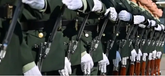 当年在阅兵仪式上“红遍中国”的双胞胎姐妹花，后来怎么样了？