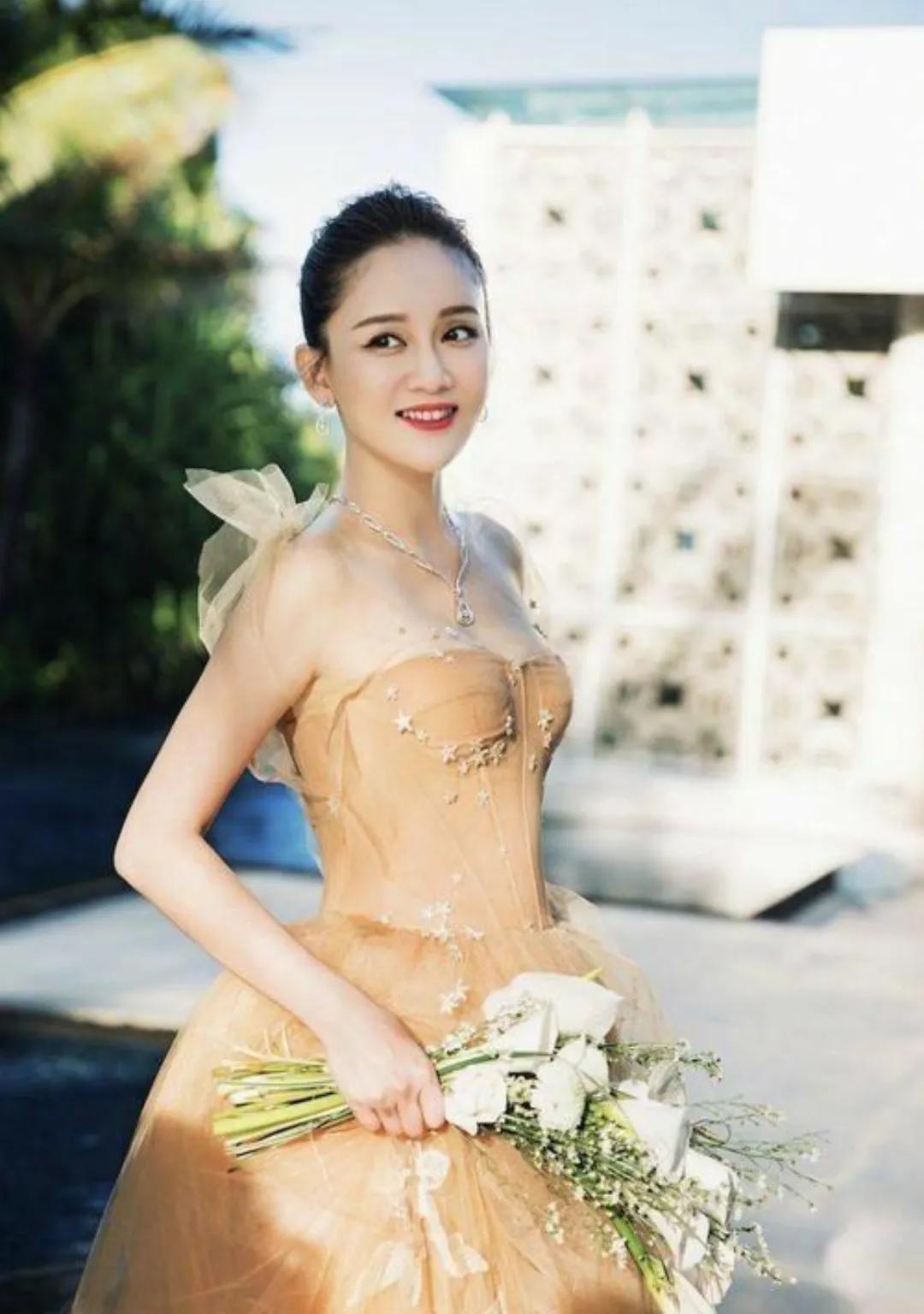 40岁的陈乔恩驾驭起挑人的黄色来毫无压力更显肤白貌美