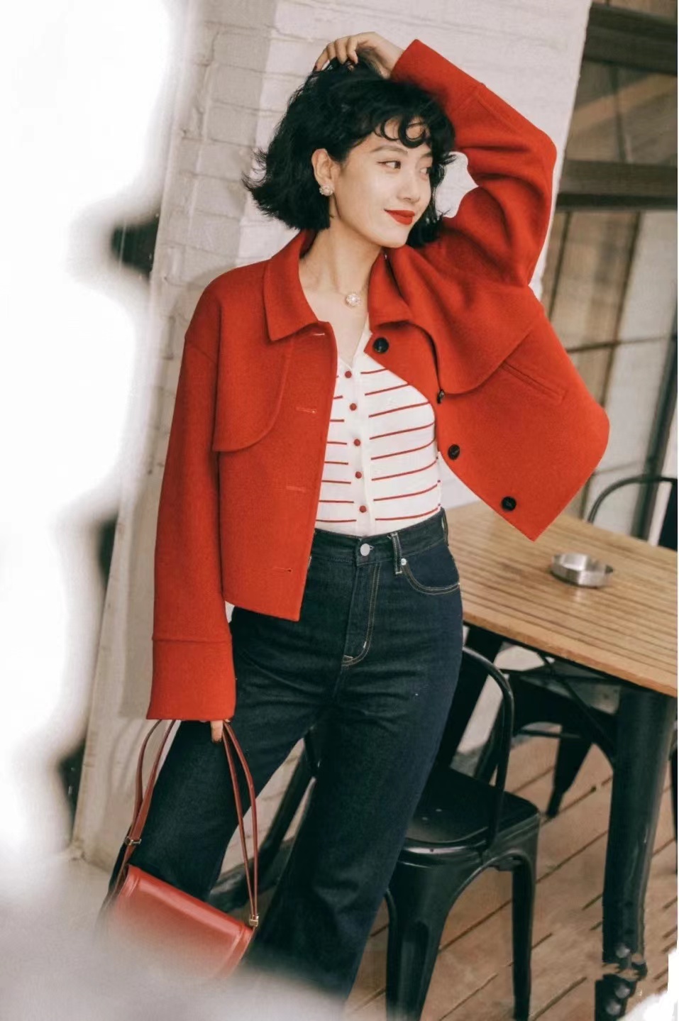 红配蓝怎么搭配(春季新穿搭红蓝配推荐,减龄又俏皮)