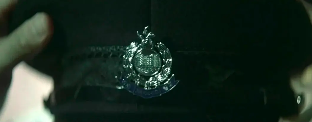 摘皇家警徽，无误差手表，放5次烟花，8部细节拉满的回归题材电影