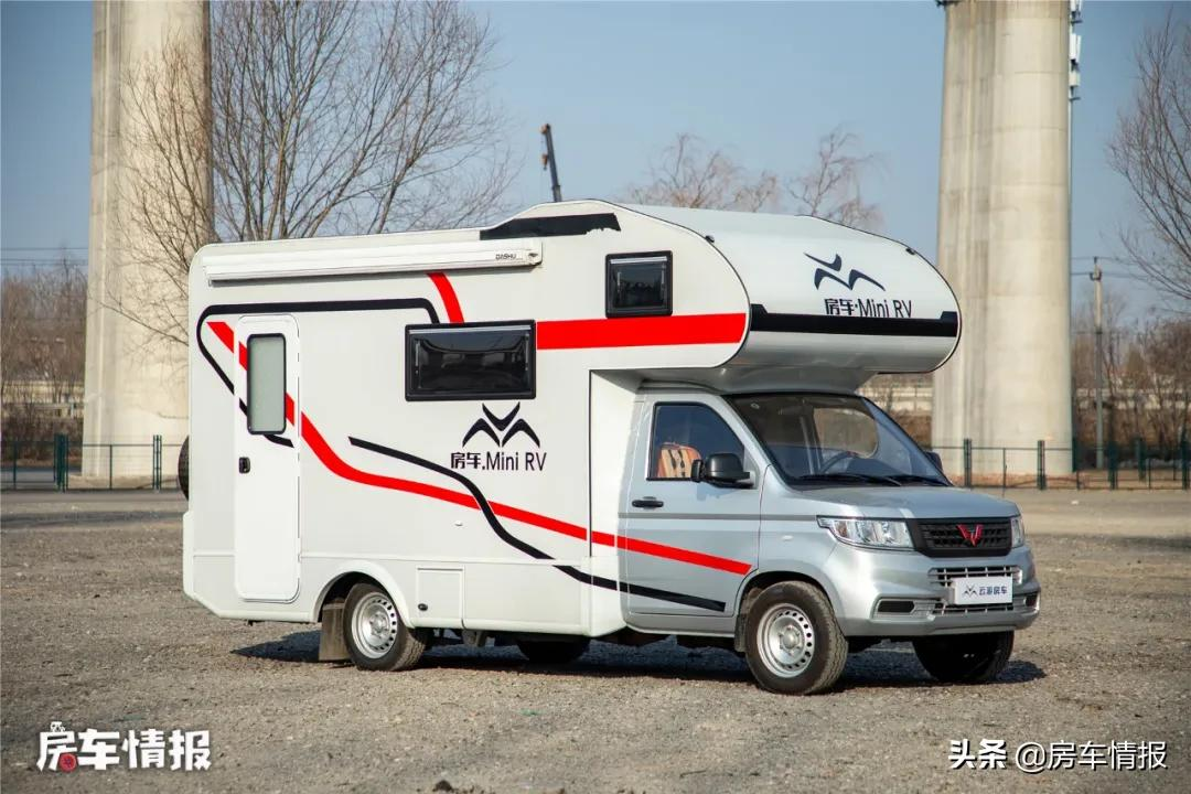 五菱荣光新卡打造的房车适合家庭出行吗(价格性能怎么样)(图1) 属于老百姓的五菱房车,配1.8L动力能住一家四口,厕所空间真心大