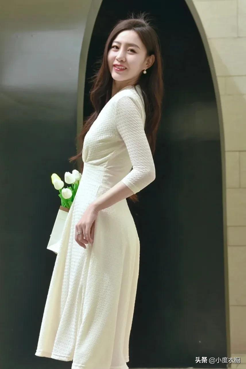 白色连衣裙温柔、清雅又很贵气，整个人干净纯粹、超凡脱俗