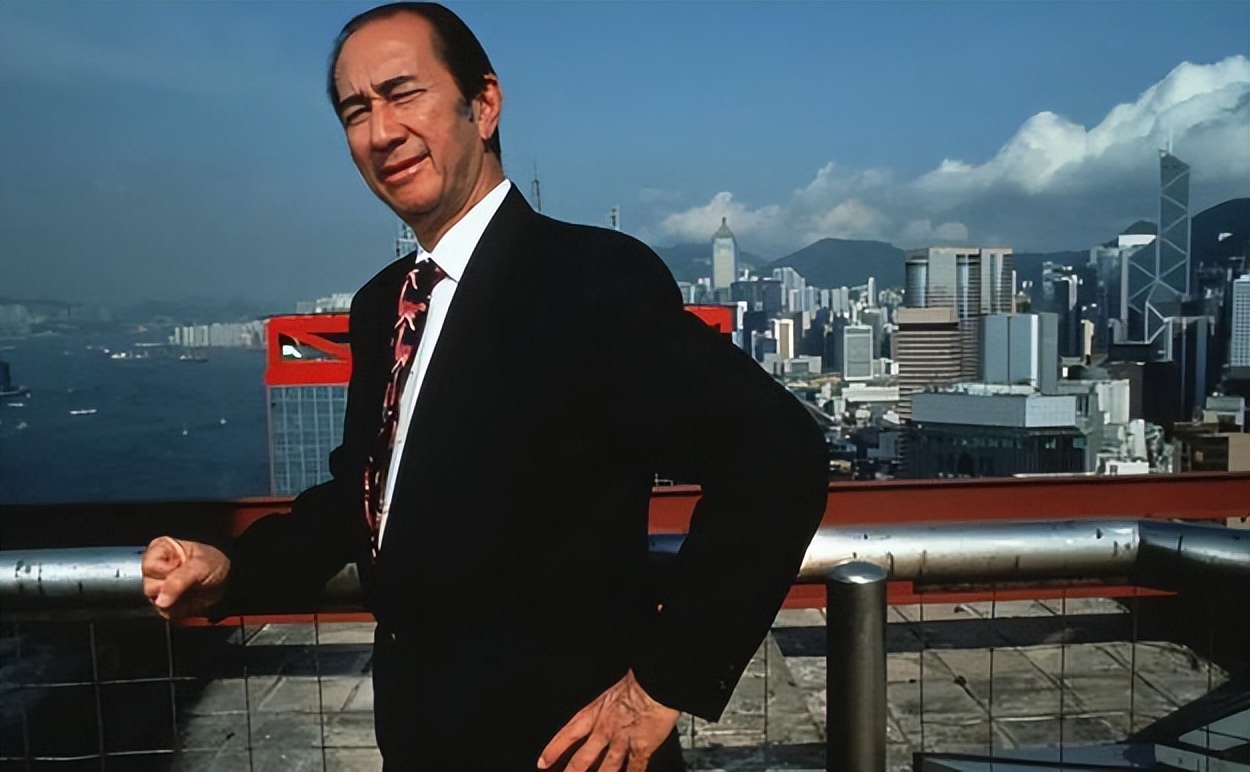 彼时,何鸿燊仗着拿下赌牌,在澳门赌场大展身手,一夜间坐上"赌王"宝座.