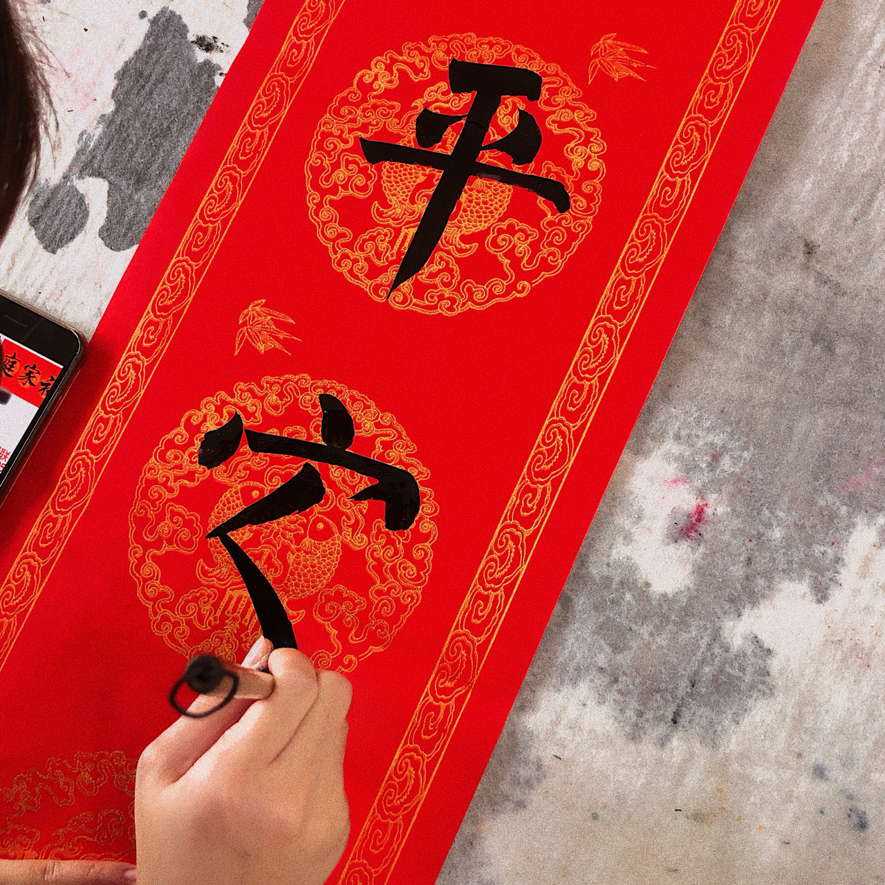 过年的喜庆就是红色，本命年的老虎红绳，展现风俗戳中我的审美