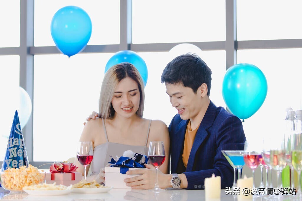 如何才能打动女人呢？其实只需要做到4点，就可以抱得美人归