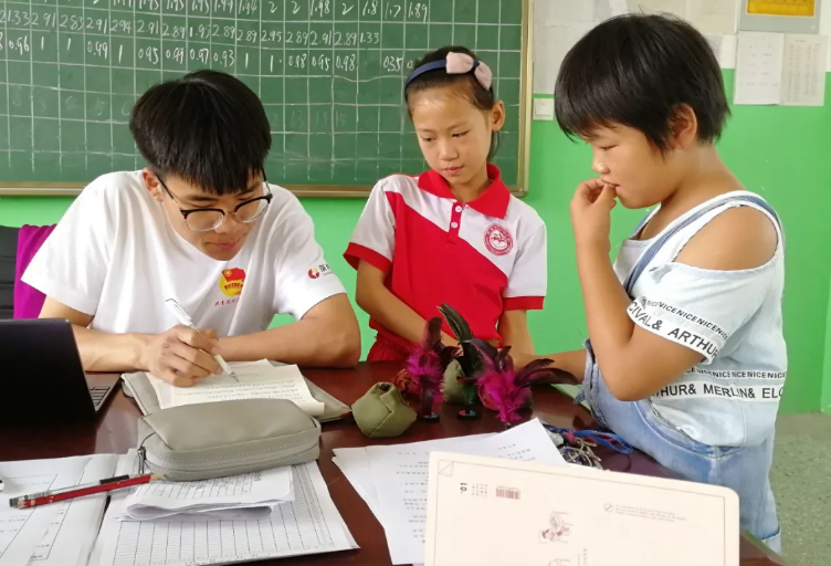 山区家长谈及大学生支教，直言留不住就别来了，孩子们折腾不起