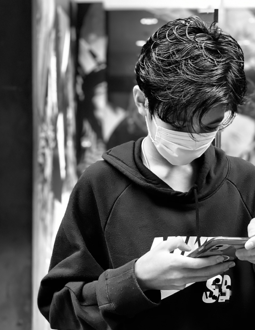 张智霖儿子晒撸猫日常，魔童眼神温柔颜值高，费曼留言梦幻联动