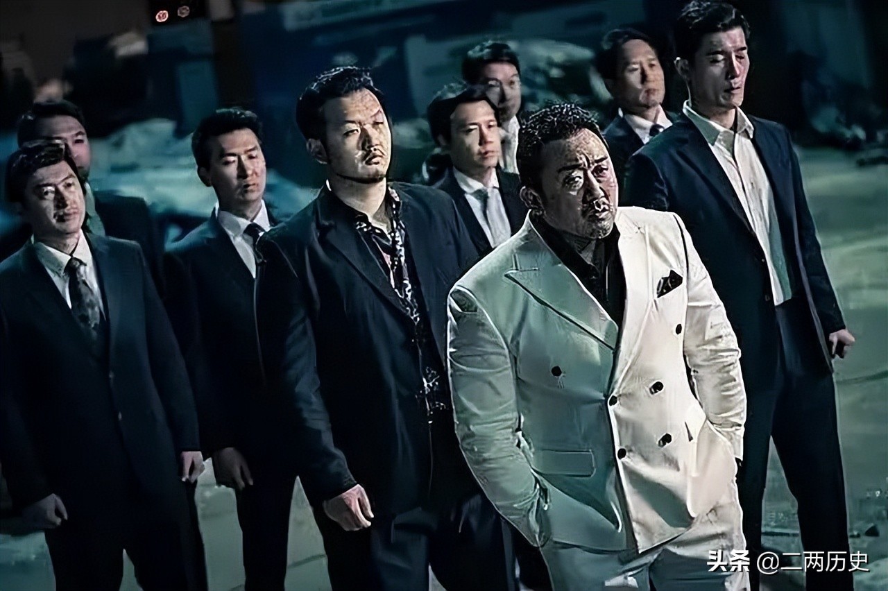 许昌“黑老大”梁三：调戏服务员未果，竟指使小弟火烧“胖东来”