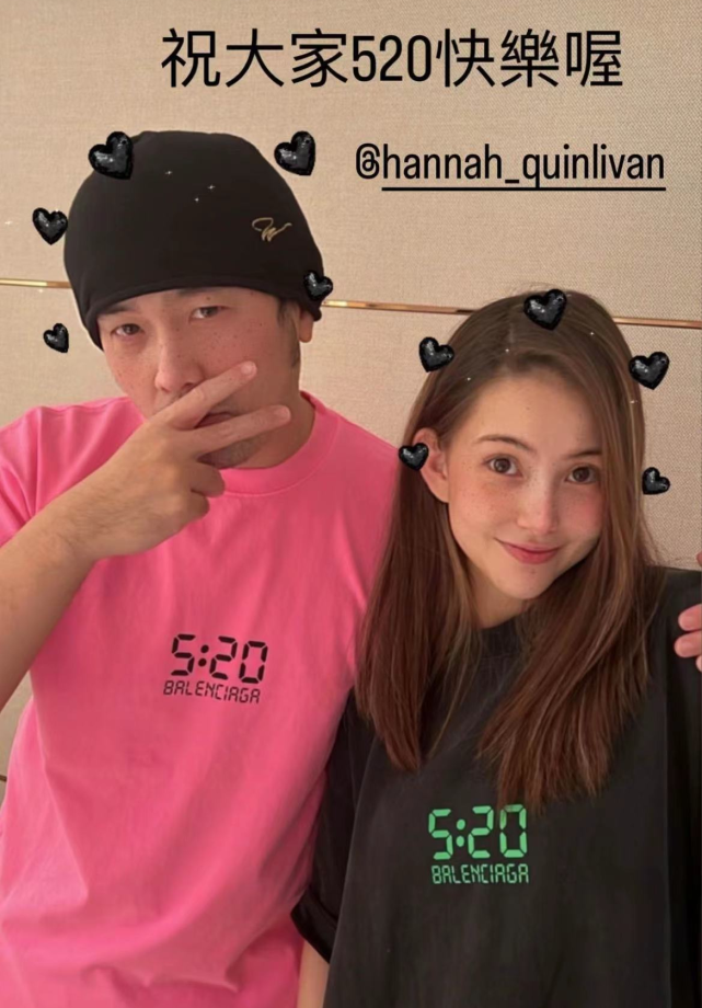 昆凌月子期间开心晒自拍，托腮卖萌少女感依旧，无名指大钻戒抢镜