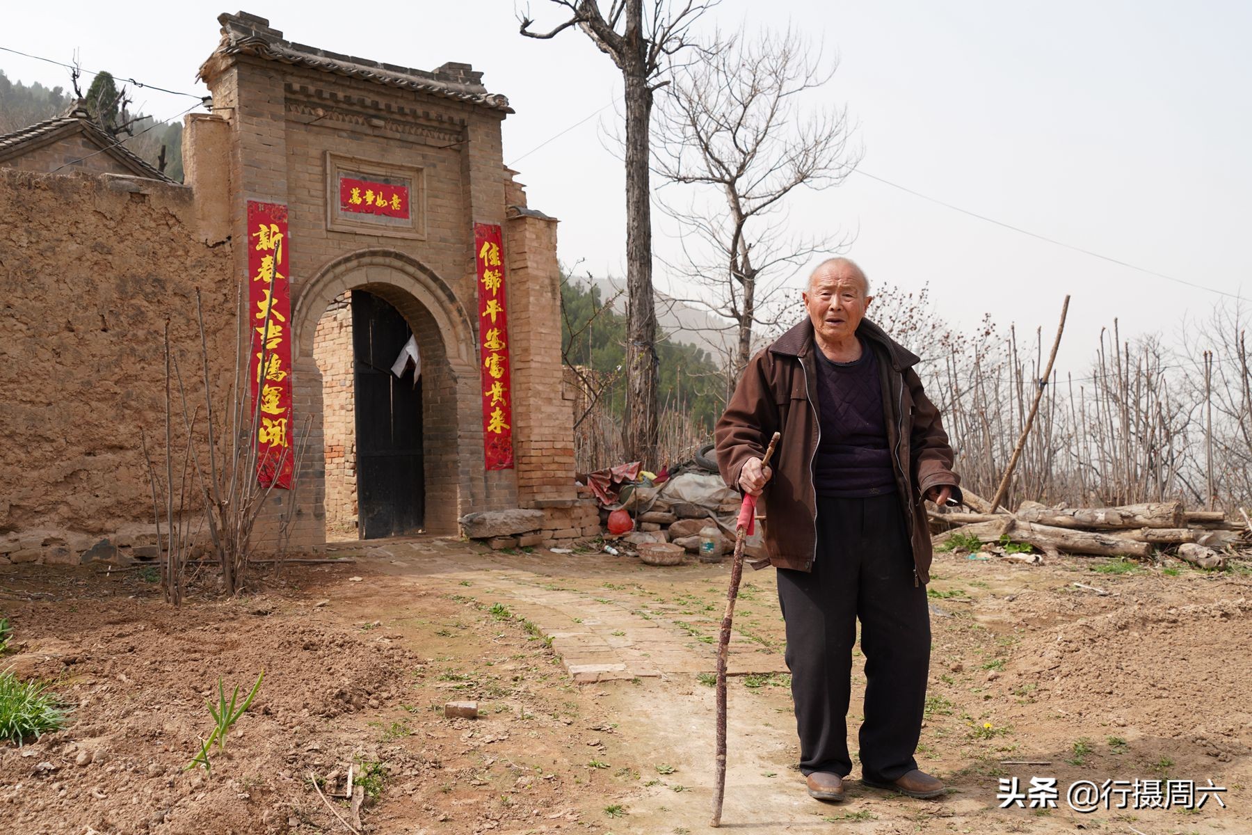 8旬老人坚守山洞小院60多年，百万元不卖，看风水宝地是啥样