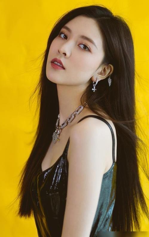 曾在JYP进出道组，后因膝盖受伤退出，参加内娱选秀圈粉无数