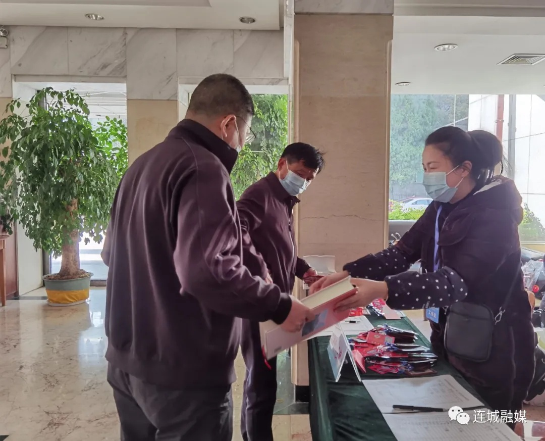 「聚焦兩會」參加縣政協十一屆一次會議的委員們今天向大會報到