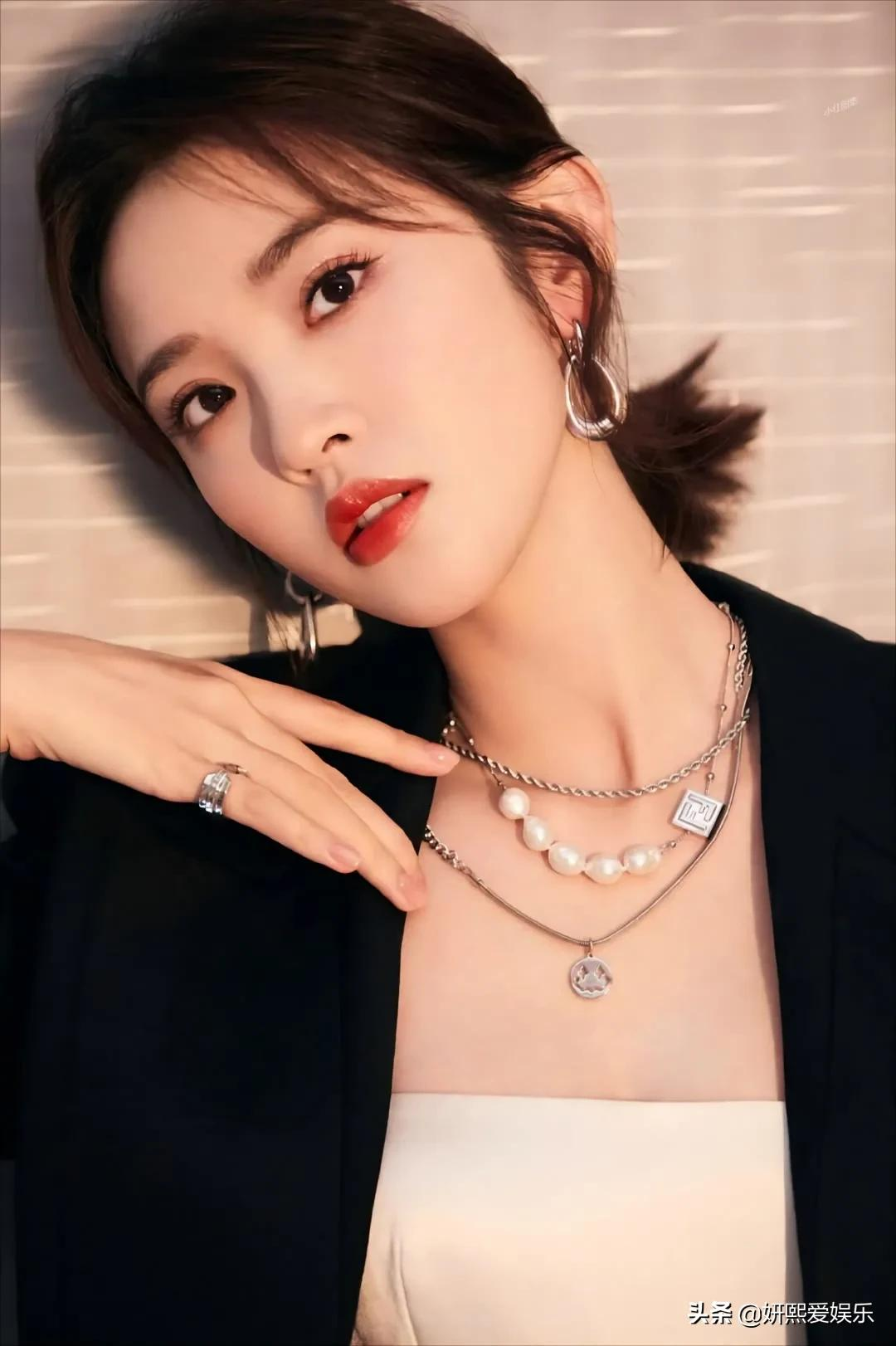 唐艺昕，邻家女孩，甜美可人