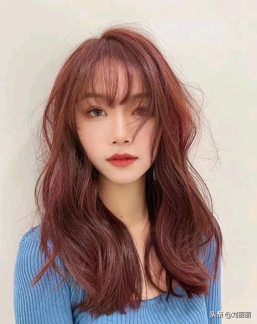 白发阿姨做纹理短发，年轻女生做狼尾发型，效果都很美