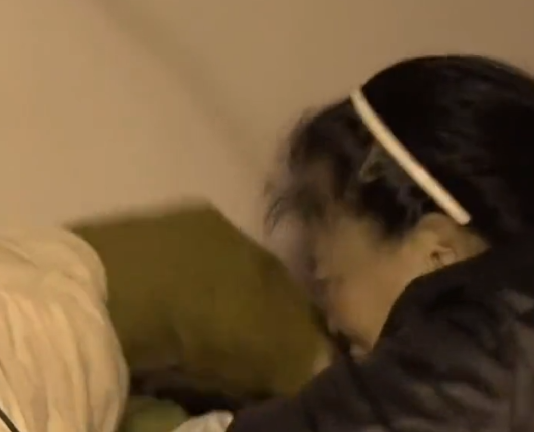 2015年,湖南女大学生当街产子,不料丈夫竟是50岁流浪汉,母亲崩溃