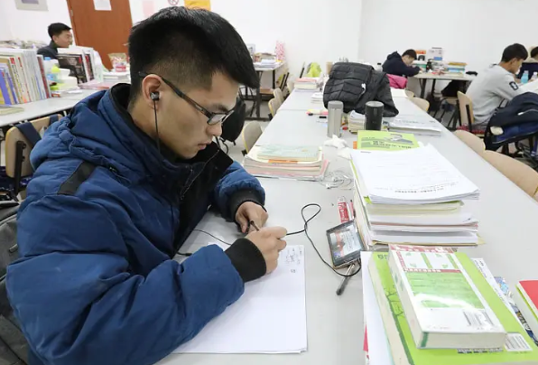 安徽一大学生火了，相亲对象是高中班主任，缘分来了怎么也挡不住