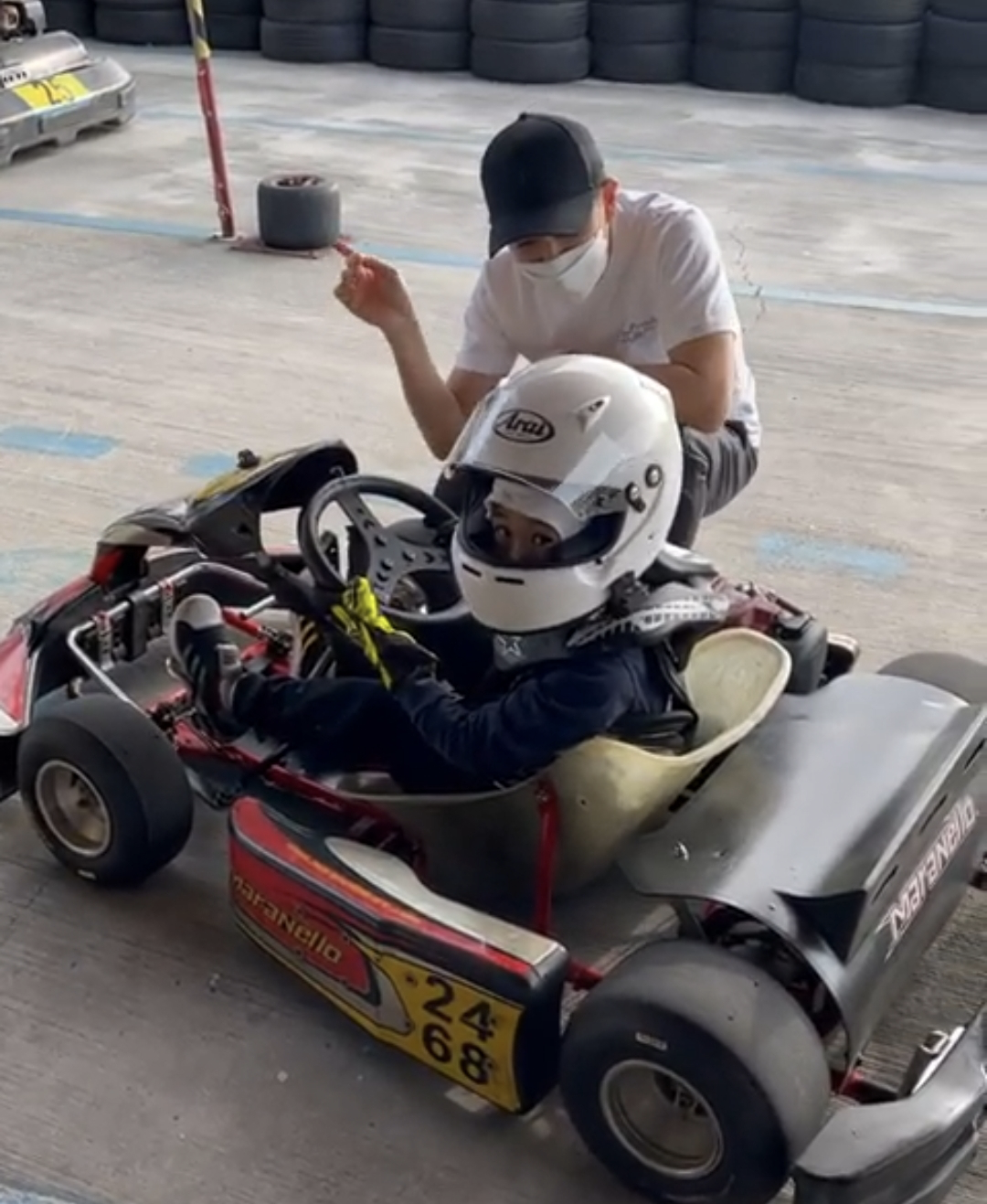 林志颖赛车事业后继有人，连续3天陪儿子练车，罕见与妻子秀恩爱