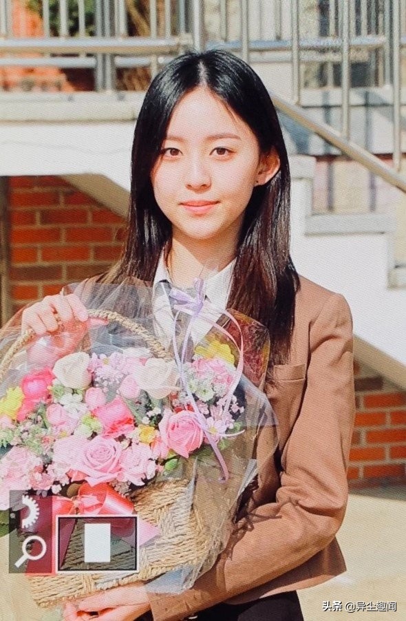 李恩泉8岁就出演kbs电视剧《你的风景》出道,后来也在《绿色马车》