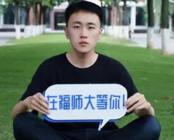 福师大发布“行走的招生简章”，校草版比校花版有效，考生很心动