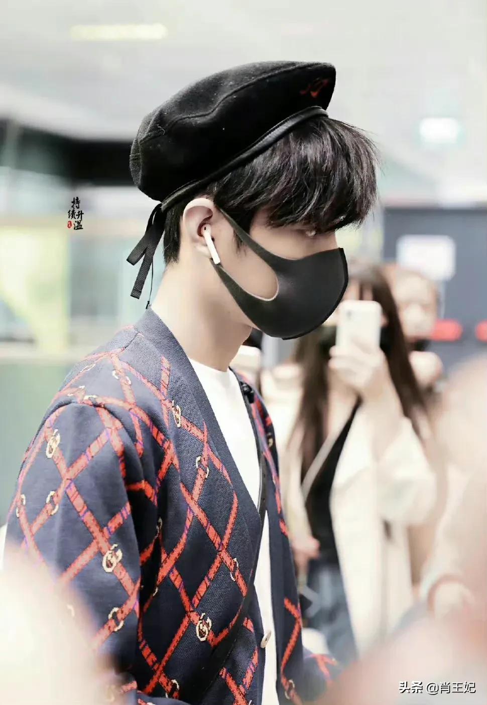 桃桃的一组生图,肖战的眼睛真好看,灵气逼人鲜花与少年绝配