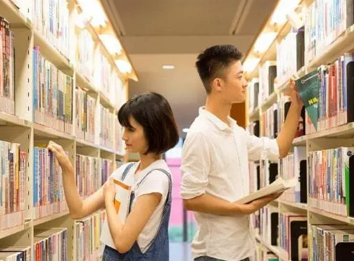 大学生男女谈恋爱（某大学小情侣操场）