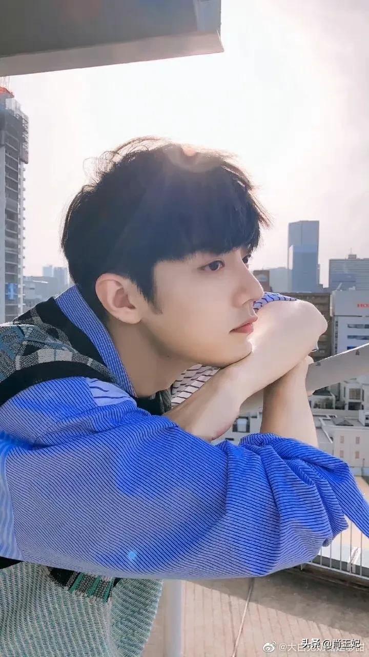 桃桃的一组生图,肖战的眼睛真好看,灵气逼人鲜花与少年绝配