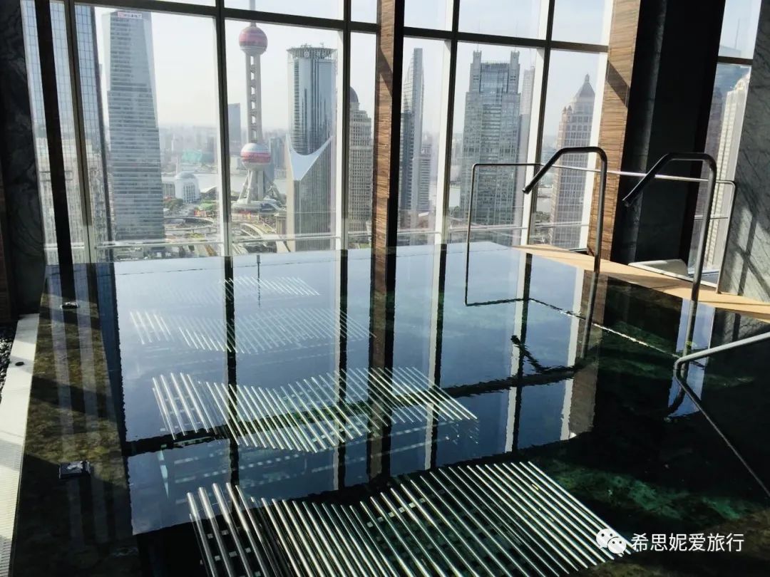 睡他们时，请不要错过他们家的泳池