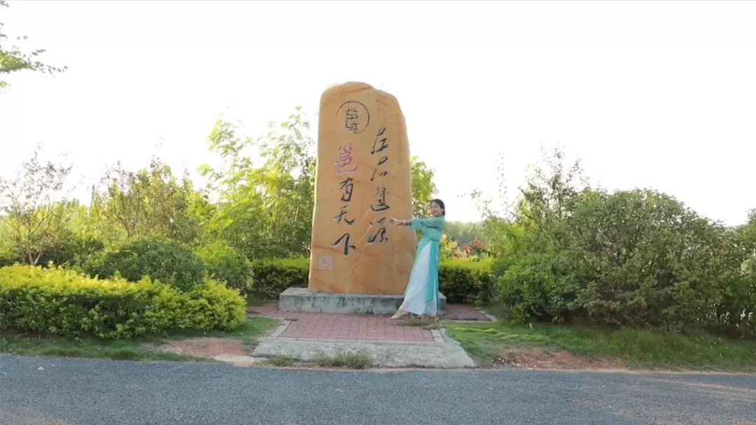 ​方寸之间，看见生活｜在田埂上跳舞的女人