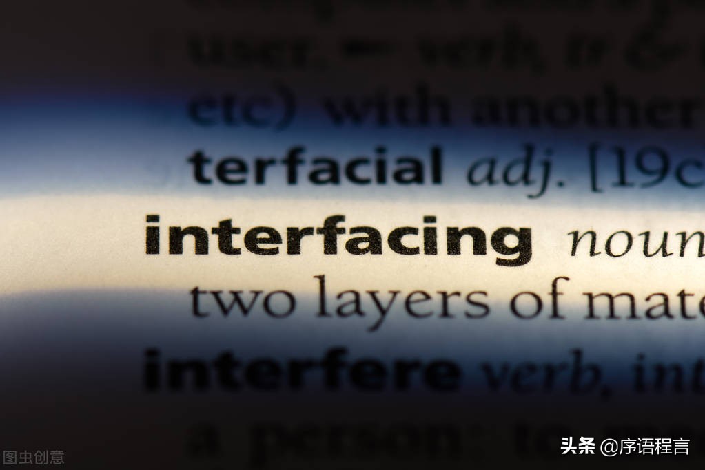 python 中实现接口类