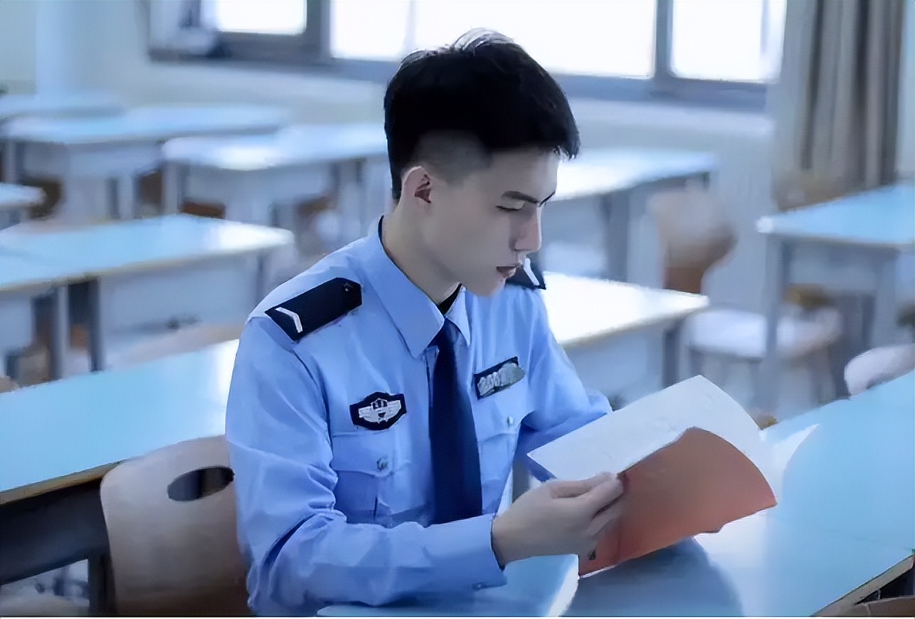 中国人民公安大学校草火了，外形硬朗帅气，果然帅的都上交国家了