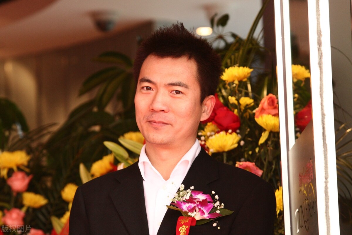 评黄健翔给吴曦道歉：都是人情世故，但大可不必，男足当自强
