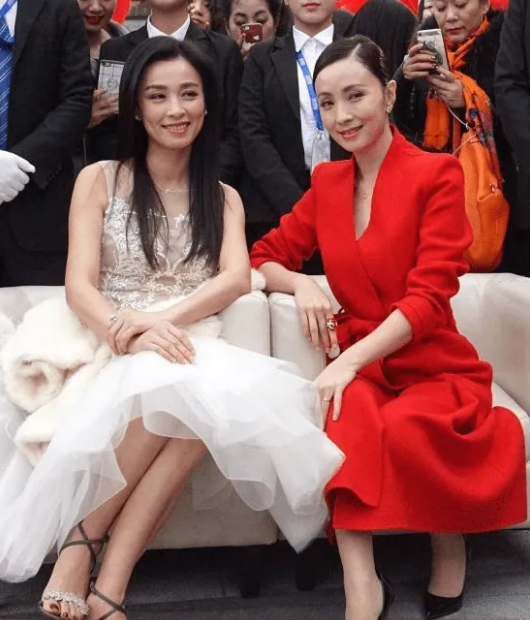 表面“人间清醒”，实际生活却一团糟，这些女星实在令人尴尬