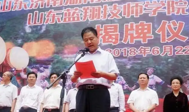 送妻女入狱，跨省打岳父，起底蓝翔创始人一地鸡毛的家族恩怨