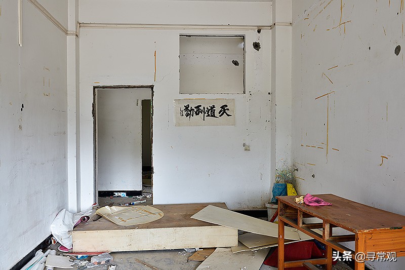 探秘重庆这座消失的“宇宙”大学，到处是荒废的宿舍楼