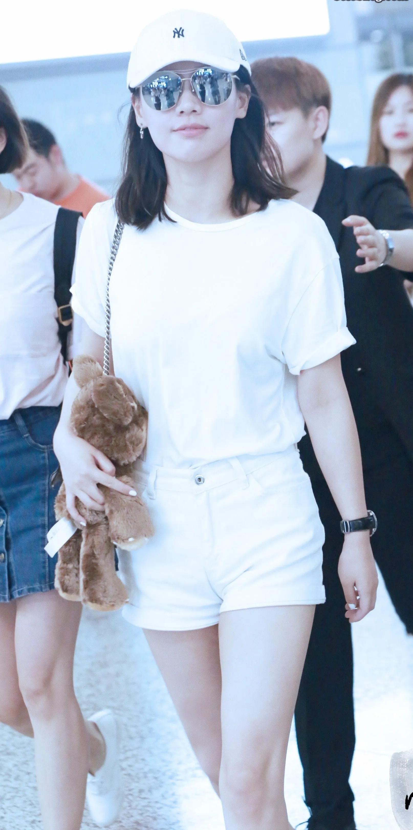 马思纯白色T恤，下穿白色短裤，脚踩小白鞋，清新甜美 