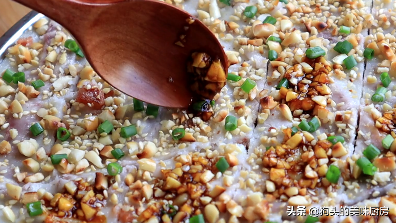 吃芋头的季节，我家经常这样做，咸香软糯做法简单，一大盘都吃光