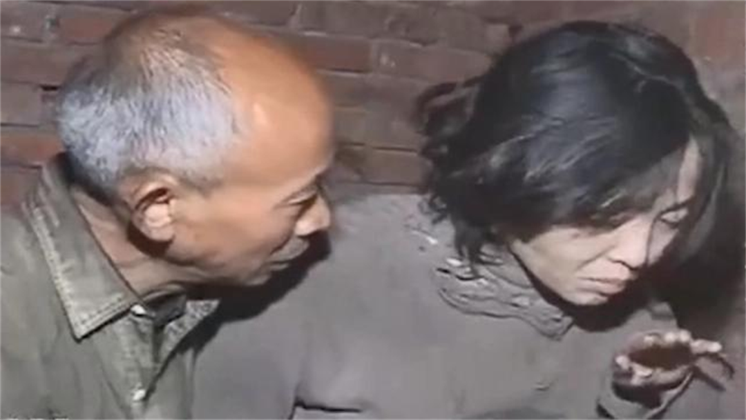 1995年的四川，老汉花120元买下女大学生，二人竟同住猪圈17年