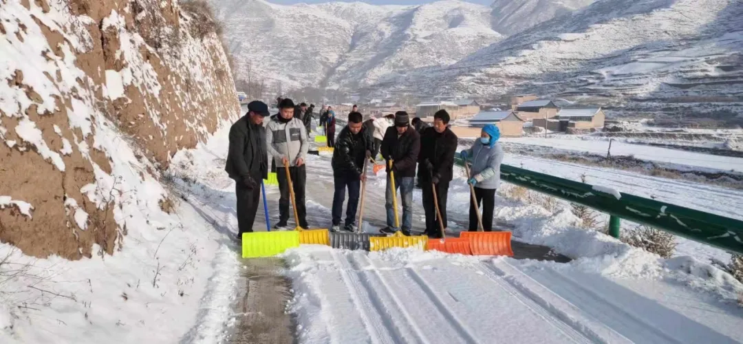 “浴雪”奋战！临潭县组织干部群众清扫降雪