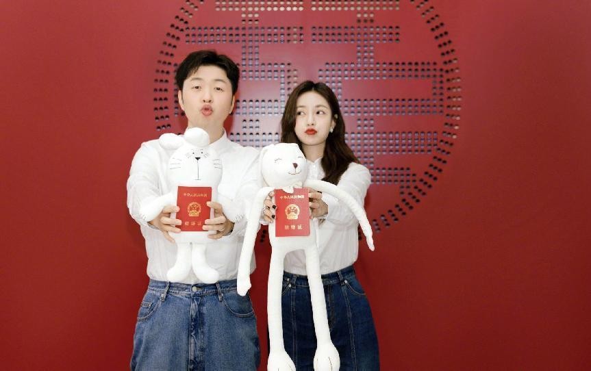 沈梦辰和杜海涛晒情侣装，清纯简单的搭配，体现气质还显清纯