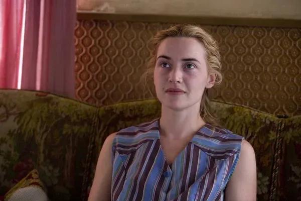 15岁少年和36岁女邻居的秘密恋情，这部R级电影成了经典