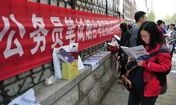 没有对比就没有伤害，大学生成为公务员，干8个月左右挣了5万多