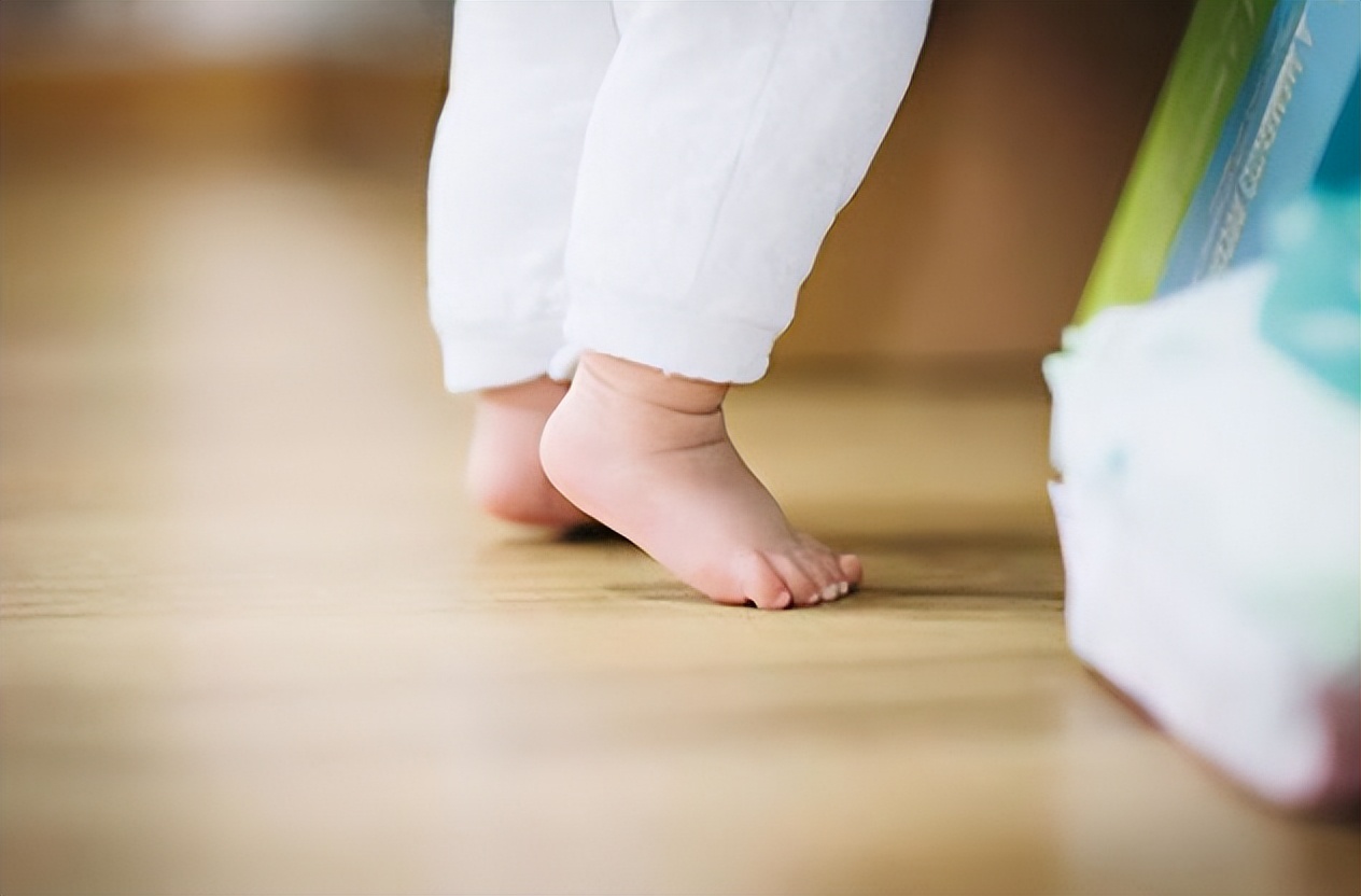 等到娃具备这样能力后,才是穿鞋的最佳时机