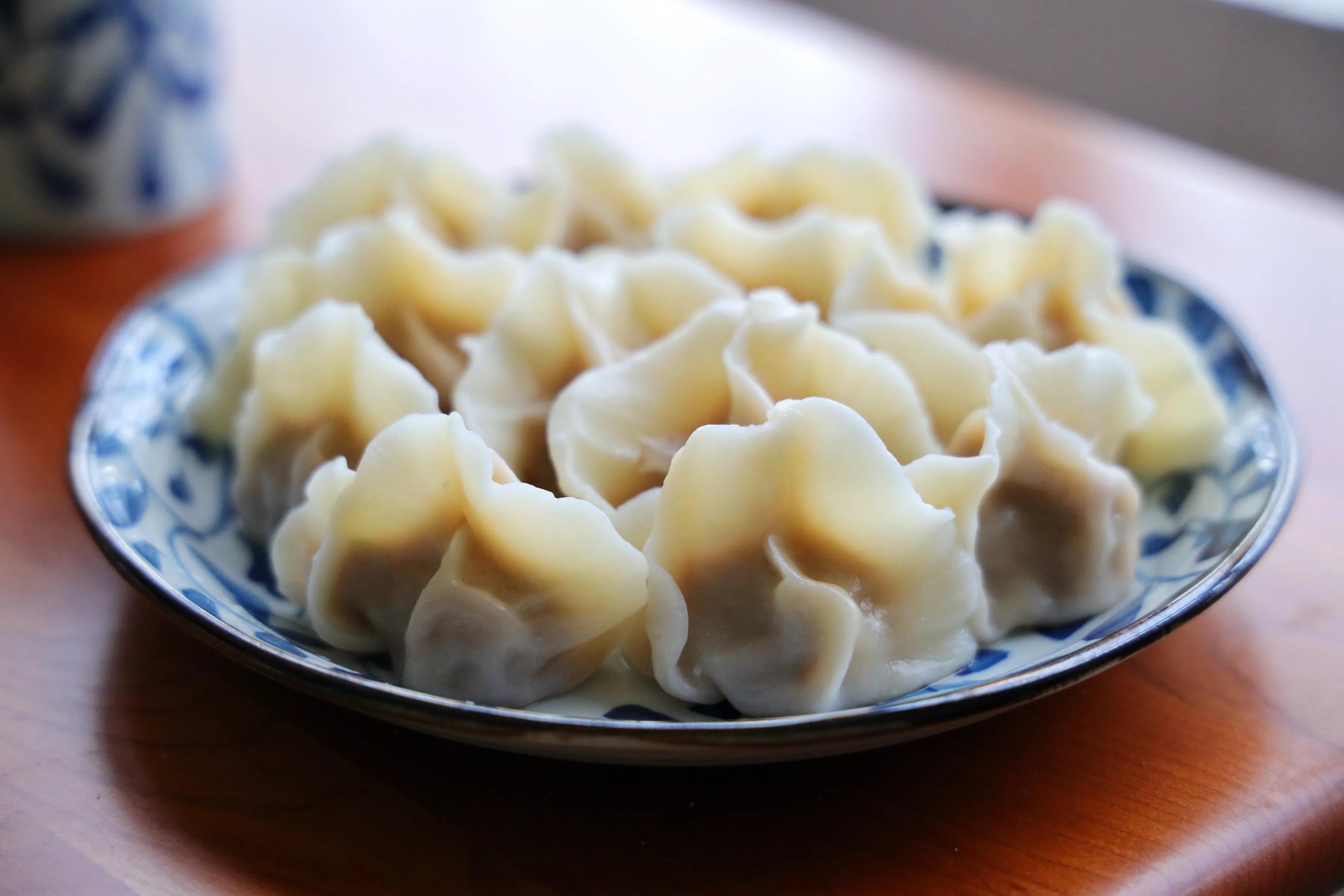 冬至要吃饺子，试试猪肉大葱饺子吧，看着非常精致，吃起来超香