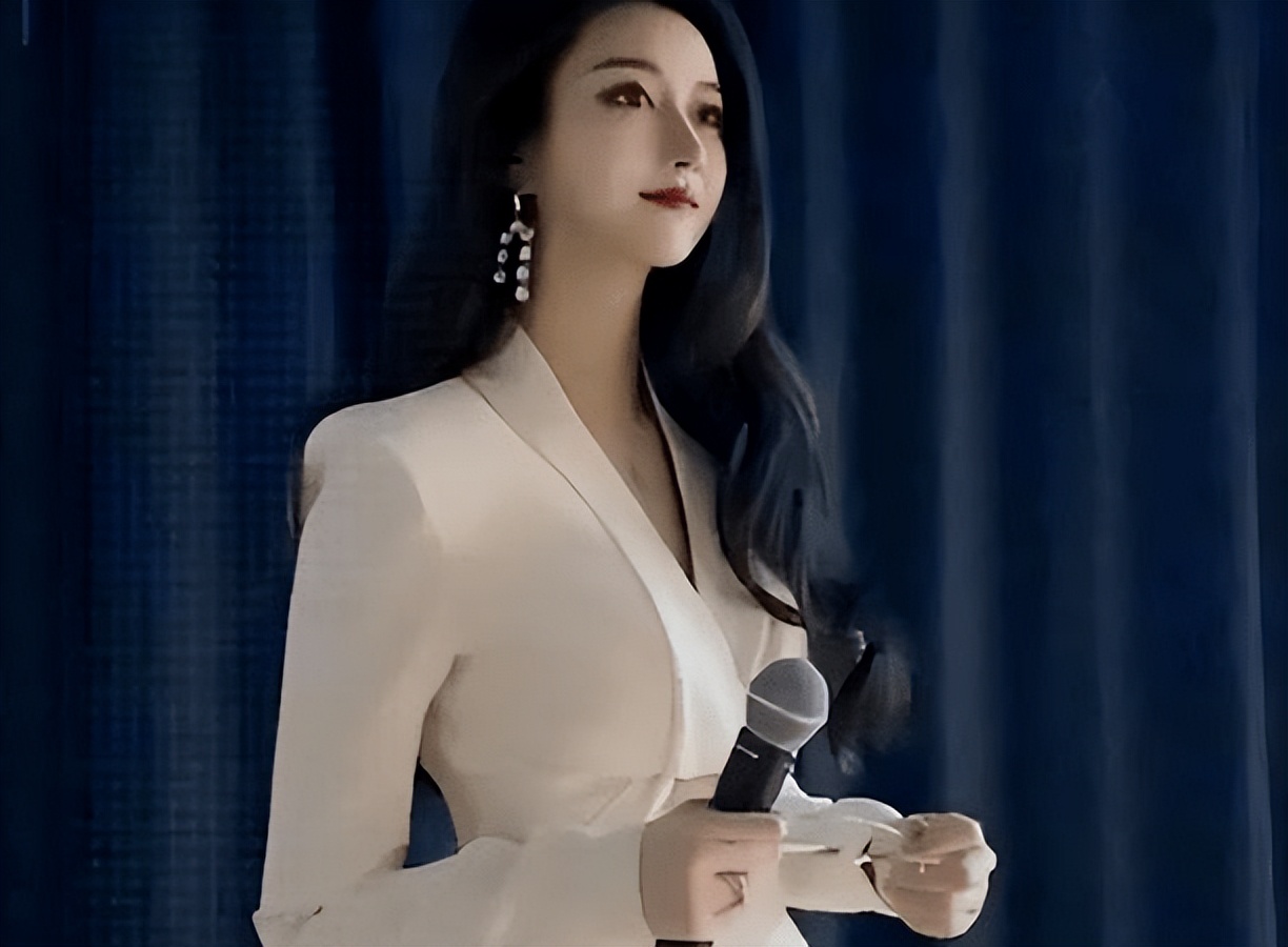 大学女教师因长相火了，“黄金比例脸”美艳动人，却有些不真实