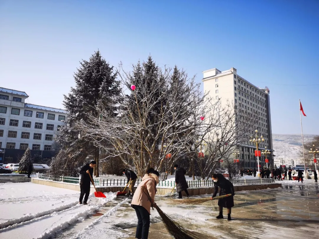 “浴雪”奋战！临潭县组织干部群众清扫降雪