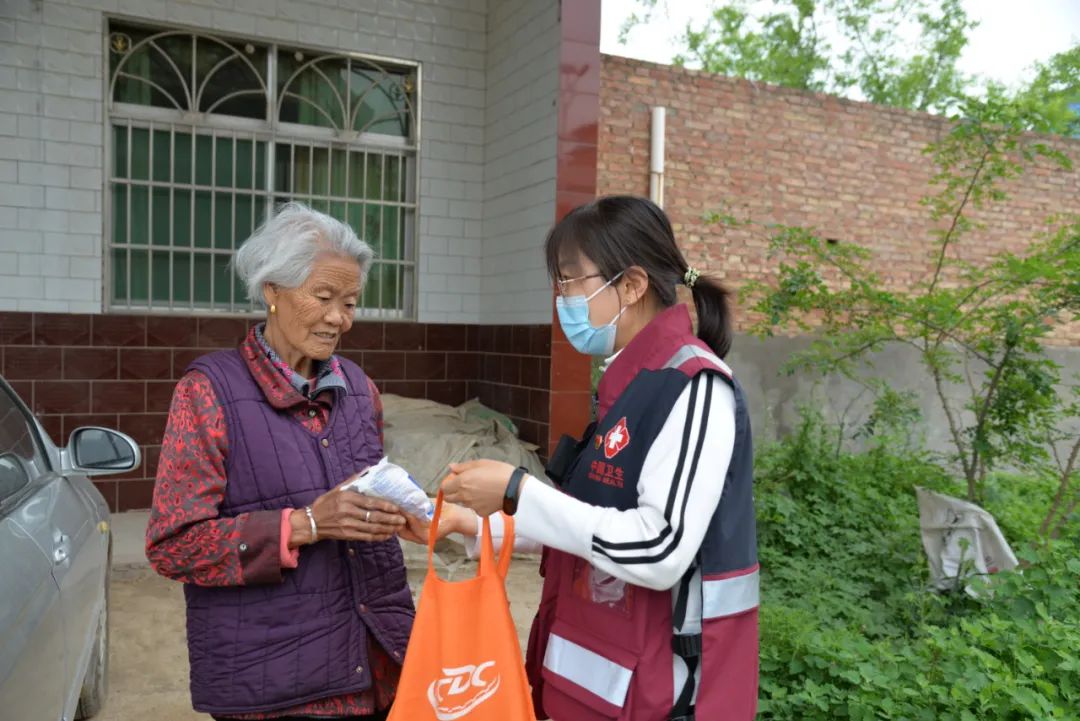 渭南市疾控中心开展水源性高碘危害防治宣传活动