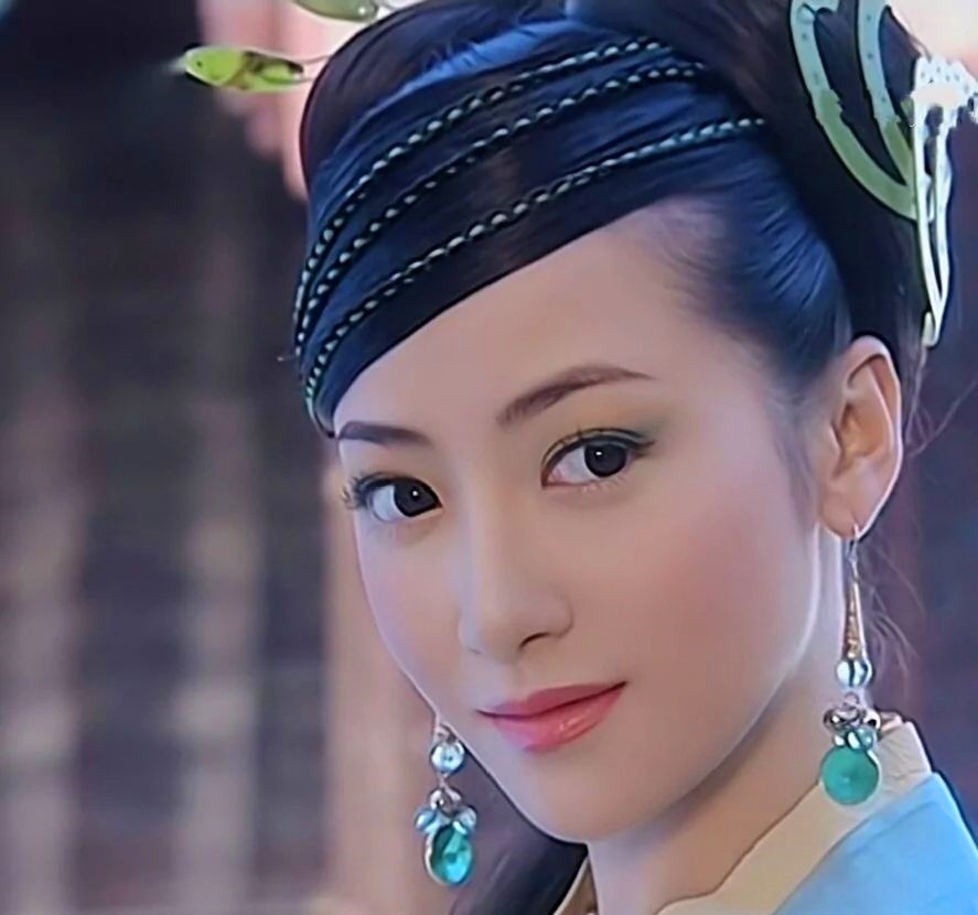 现在,陈紫函与蛇再续前缘,在片中上演"青蛇"斗蛇.