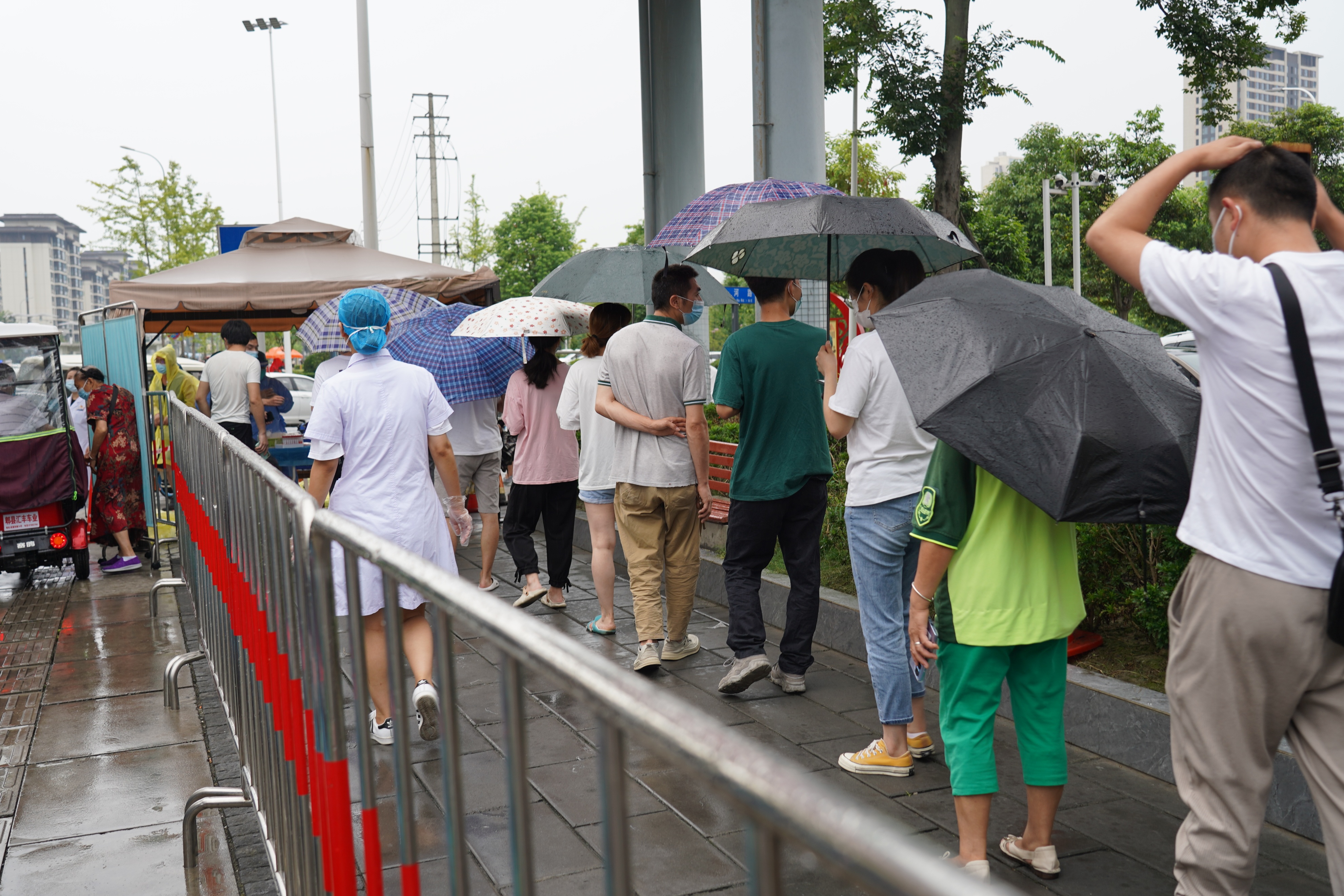 郫都区人民医院：全力保障市民核酸检测需求，筑起安全防护网