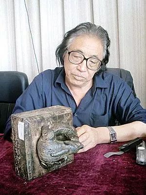 1999年一富商2万伪造金缕衣，故宫专家估价24亿，轻松骗走银行5亿