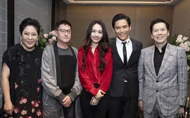 向华强花5亿力捧向佐，却把向佑送进监狱，两兄弟差距这么大